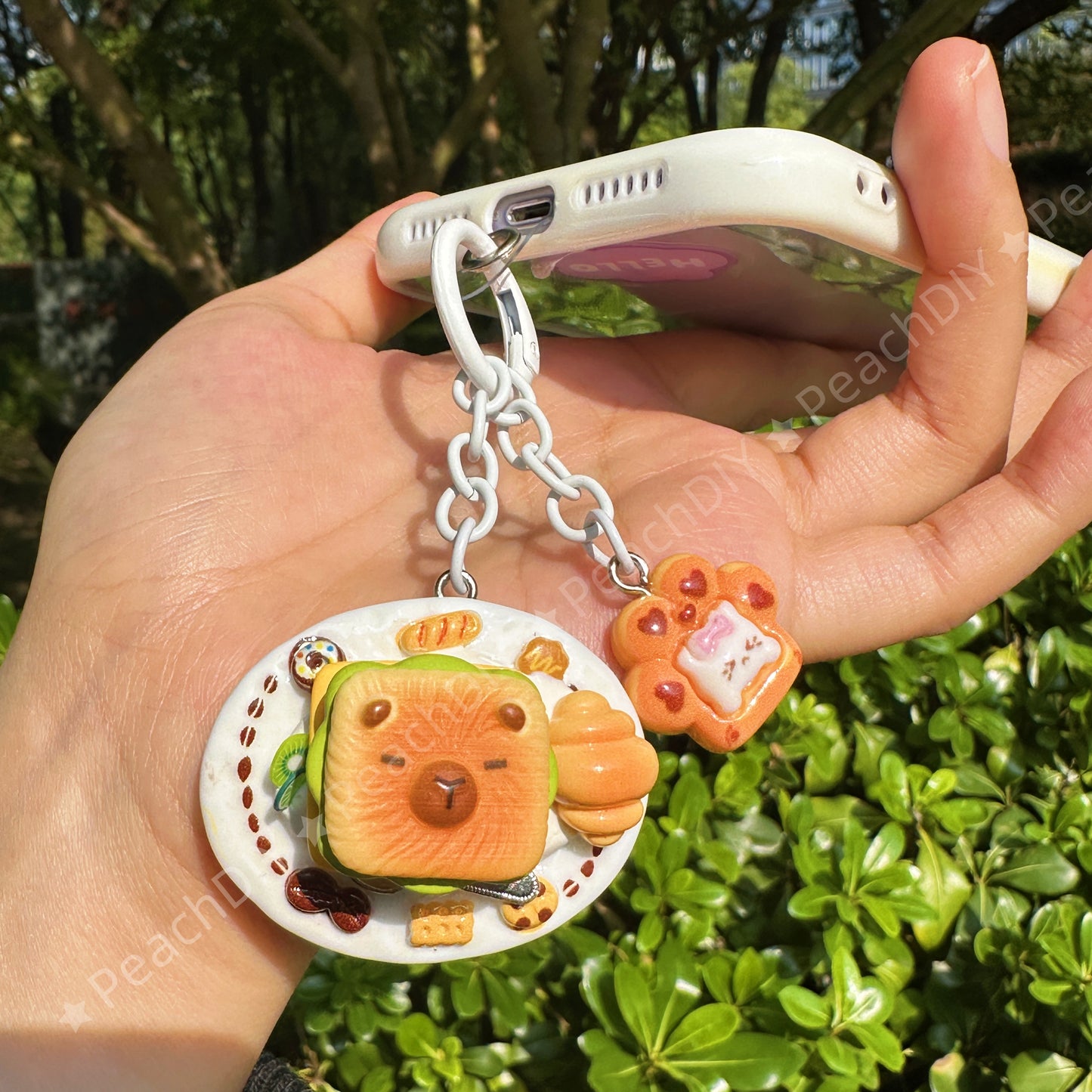 Llavero de arcilla polimérica en miniatura con forma de capibara y sándwich